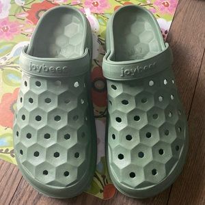 Joybees clogs